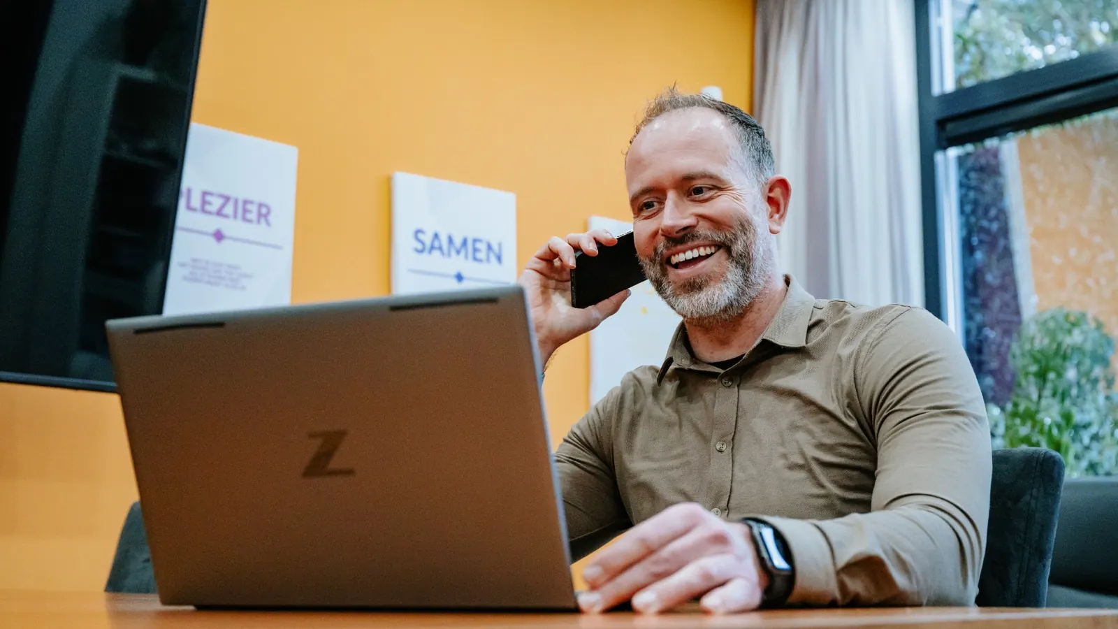 Rick Metselaar van MX VvE Beheer aan de telefoon met een VvE-bestuur